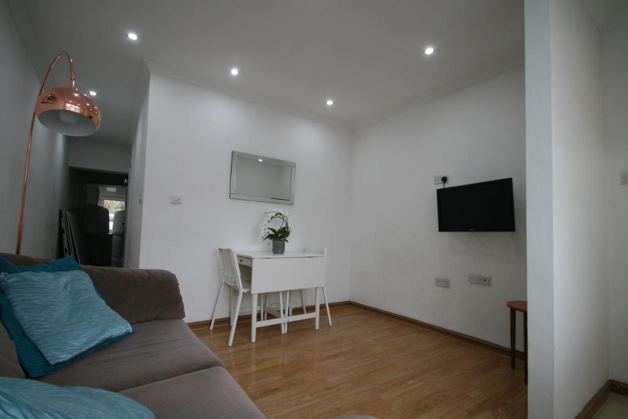 Molesey Near Hampton Court, Viking Short Stays West Molesey Bagian luar foto