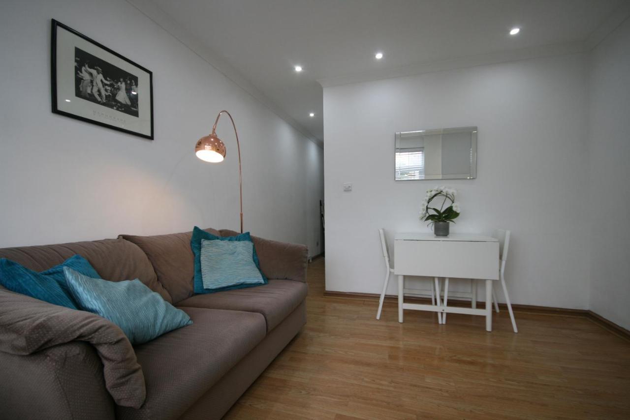 Molesey Near Hampton Court, Viking Short Stays West Molesey Bagian luar foto