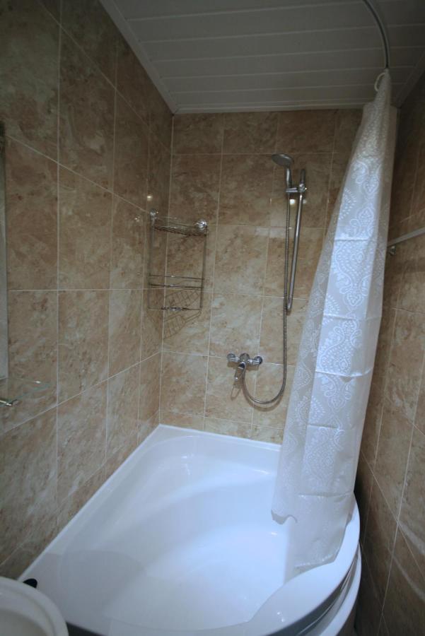 Molesey Near Hampton Court, Viking Short Stays West Molesey Bagian luar foto