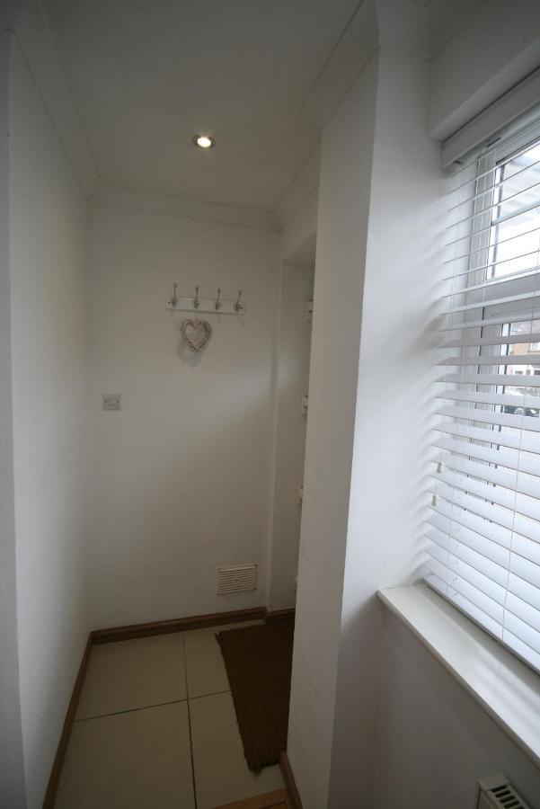 Molesey Near Hampton Court, Viking Short Stays West Molesey Bagian luar foto