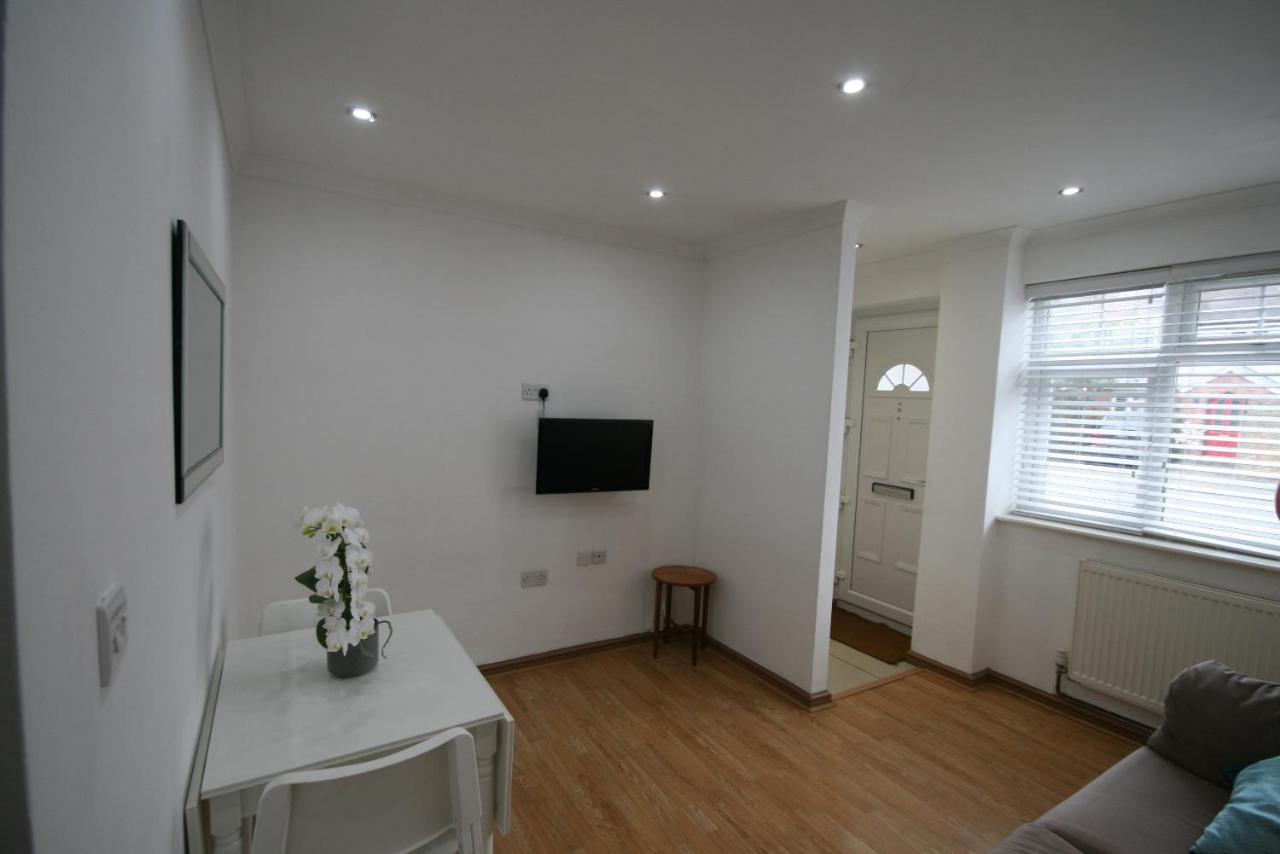 Molesey Near Hampton Court, Viking Short Stays West Molesey Bagian luar foto