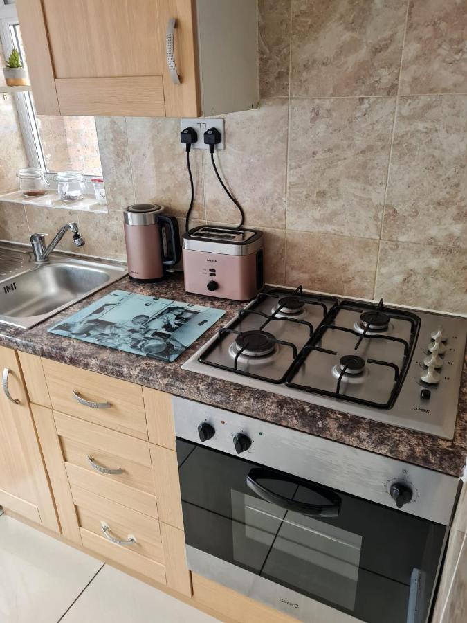 Molesey Near Hampton Court, Viking Short Stays West Molesey Bagian luar foto