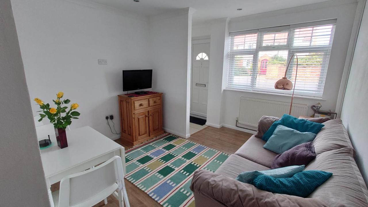 Molesey Near Hampton Court, Viking Short Stays West Molesey Bagian luar foto