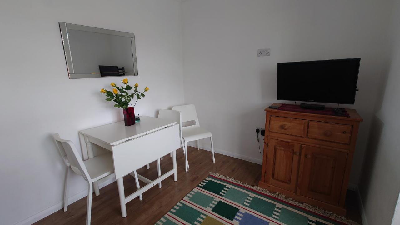 Molesey Near Hampton Court, Viking Short Stays West Molesey Bagian luar foto