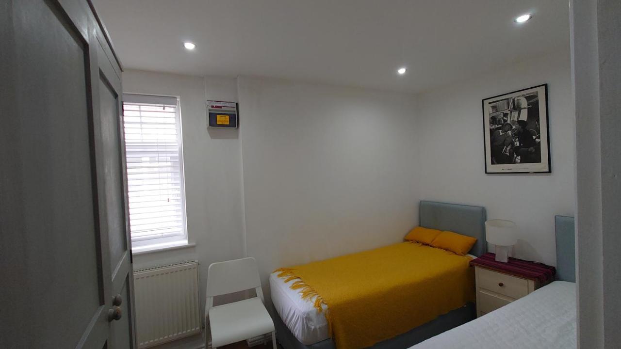 Molesey Near Hampton Court, Viking Short Stays West Molesey Bagian luar foto